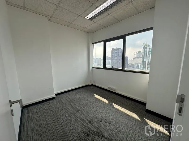 办公空间 出租在Watthana, Bangkok - 转角办公室，宽幅窗户采光充足并可观城市景致。