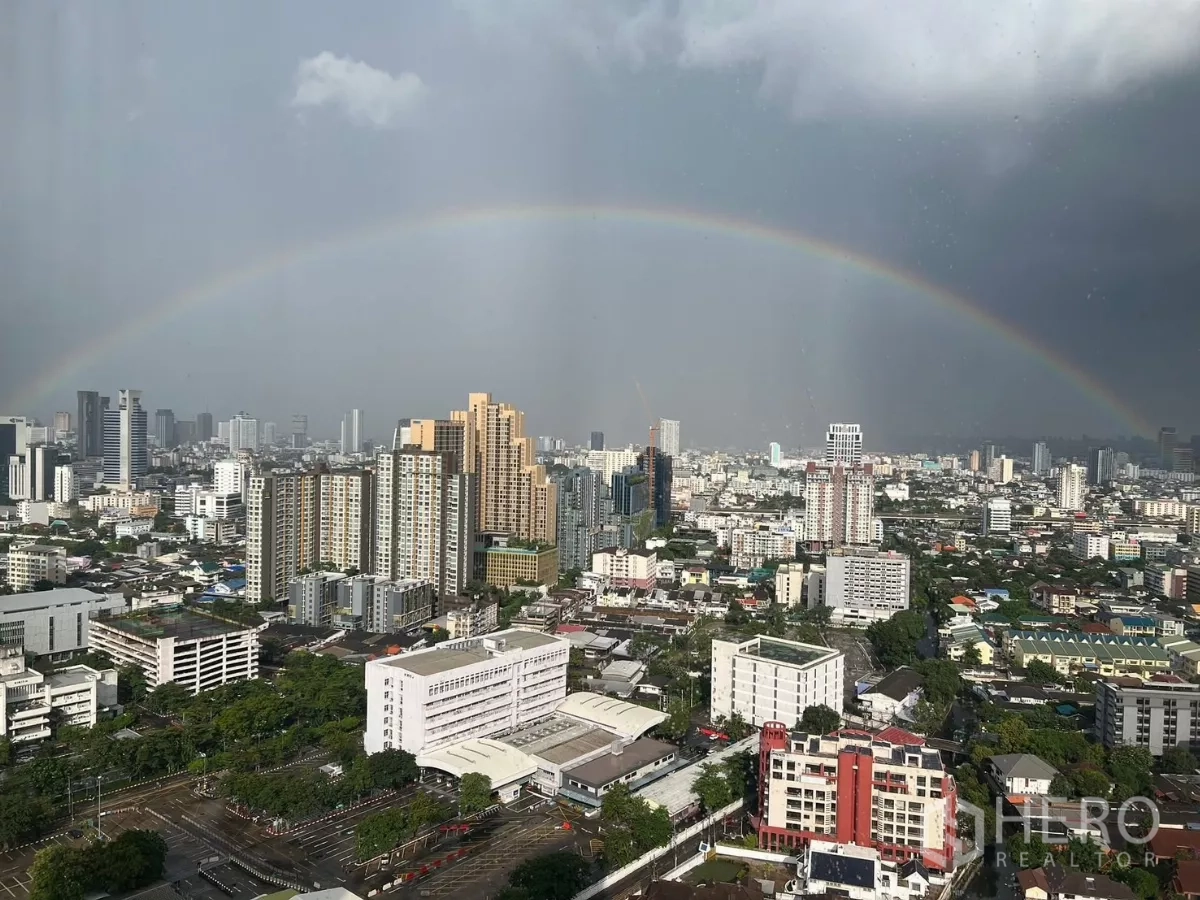 公寓 出租或出售在Chatuchak, Bangkok - 高层远眺曼谷乍都节天际线，雨后彩虹。