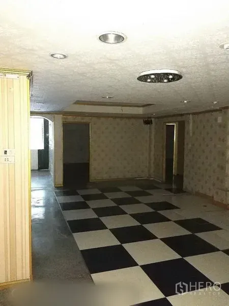 零售空间 出租在Khlong Toei, Bangkok - 室内大厅，黑白棋盘地砖与嵌入式顶灯。