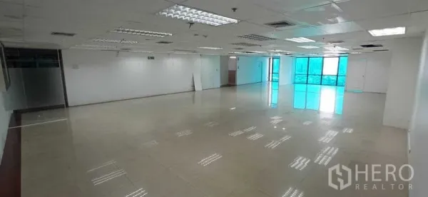 办公空间 出租在Huai Khwang, Bangkok - 修长开放办公区，通向落地窗，并设小型玻璃会议室。