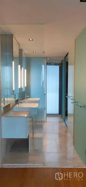 公寓 出售在Sathon, Bangkok - 现代浴室，双洗手台、玻璃隔断与柔和灯光