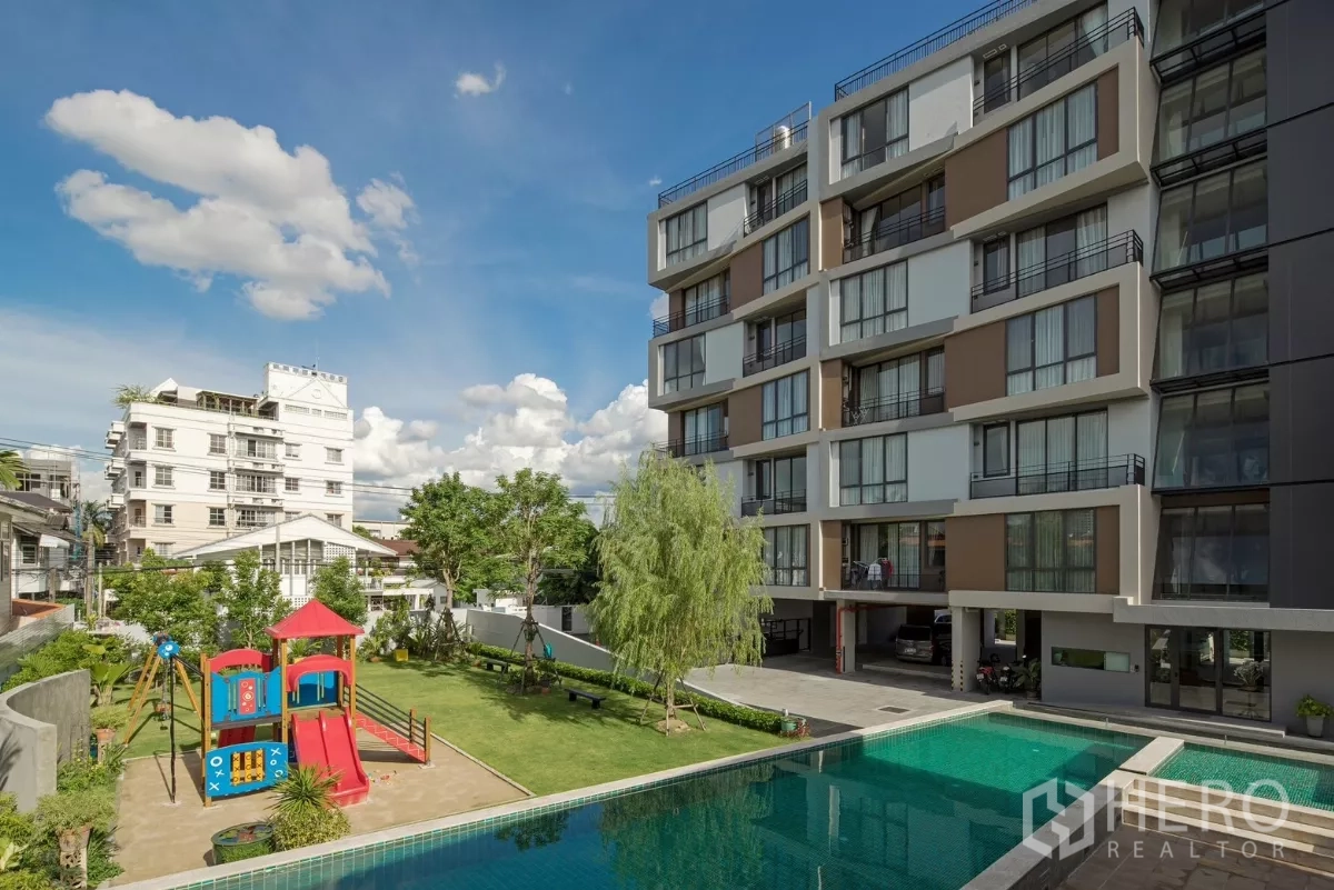 公寓 出租在Watthana, Bangkok - 低层公寓外观，设泳池与草坪花园及儿童乐园