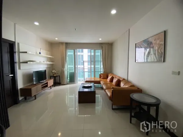 คอนโด ให้เช่าในWatthana, Bangkok - ภาพมุมกว้างของห้องนั่งเล่น มีตู้ทีวี ชั้นลอย ไฟดาวน์ไลท์ และประตูกระจกออกระเบียง