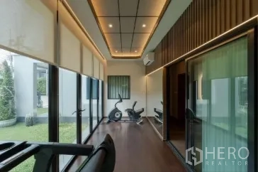 บ้าน ขายในLam Luk Ka, Pathum Thani - ห้องฟิตเนสภายในบ้าน กระจกเต็มผนังมองเห็นสวนและเครื่องคาดิโอ