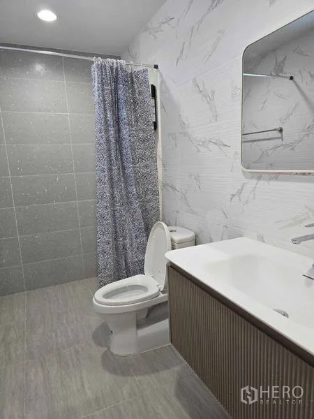 ทาวน์เฮาส์ ให้เช่าในBang Na, Bangkok - ห้องน้ำสไตล์โมเดิร์น โซนอาบน้ำพร้อมผ้าม่าน กระเบื้องลายหินอ่อน และอ่างล้างหน้า