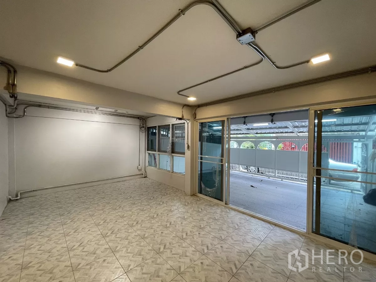 สำนักงานที่บ้าน ให้เช่าในKhlong Toei, Bangkok - ห้องโล่งพร้อมประตูกระจกบานเลื่อนออกสู่ลานมีหลังคาและช่องหน้าต่าง เหมาะเป็นห้องประชุมหรือโชว์รูม
