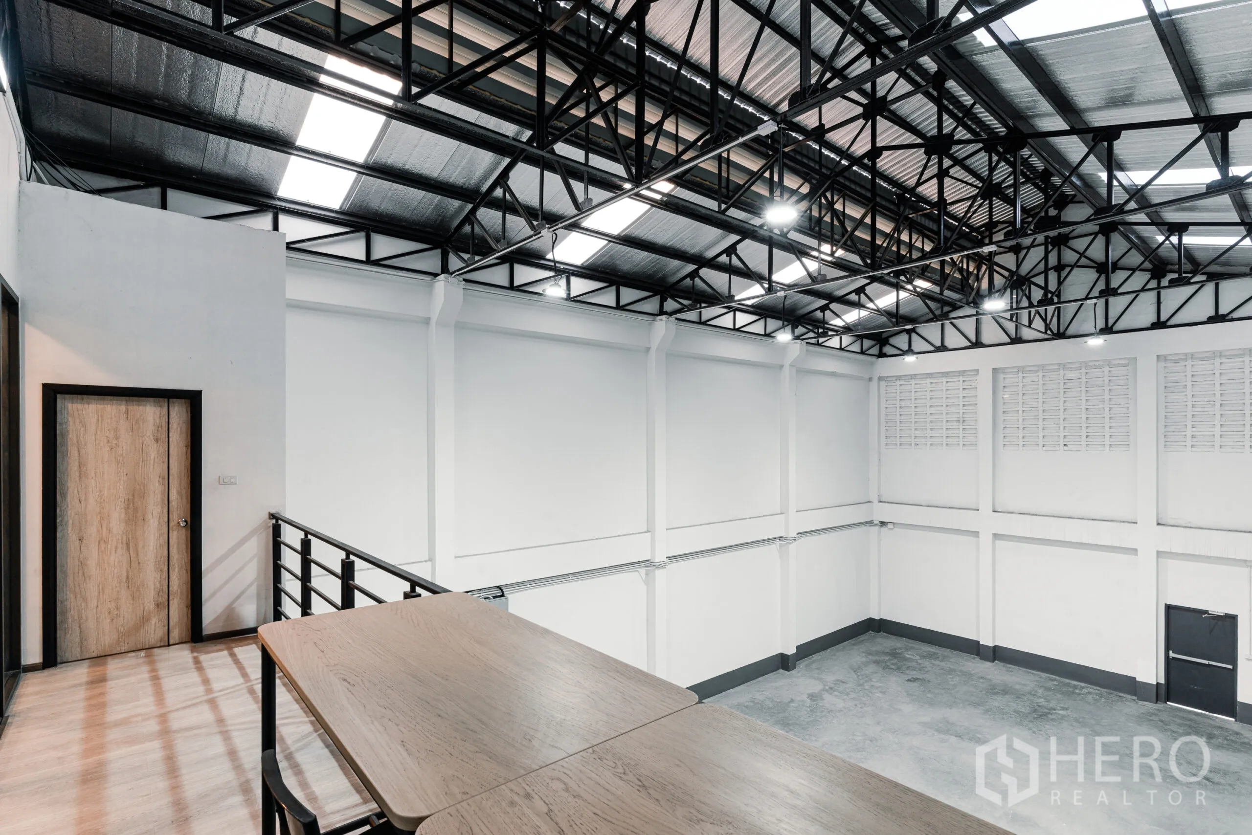 คลังสินค้า ให้เช่าในMueang Samut Sakhon, Samut Sakhon - มุมมองชั้นลอยใกล้ห้องทำงาน เห็นหลังคาโครงเหล็กฉนวนและแสงสว่างเหนือโถงเก็บของ