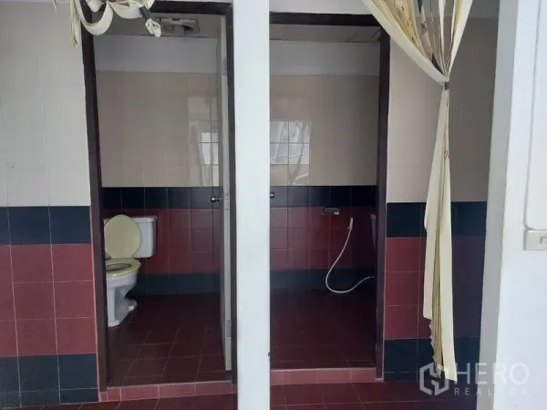 办公空间 出租在Pathum Wan, Bangkok - 独立卫生间，红黑瓷砖地面，分隔式隔间配喷枪。