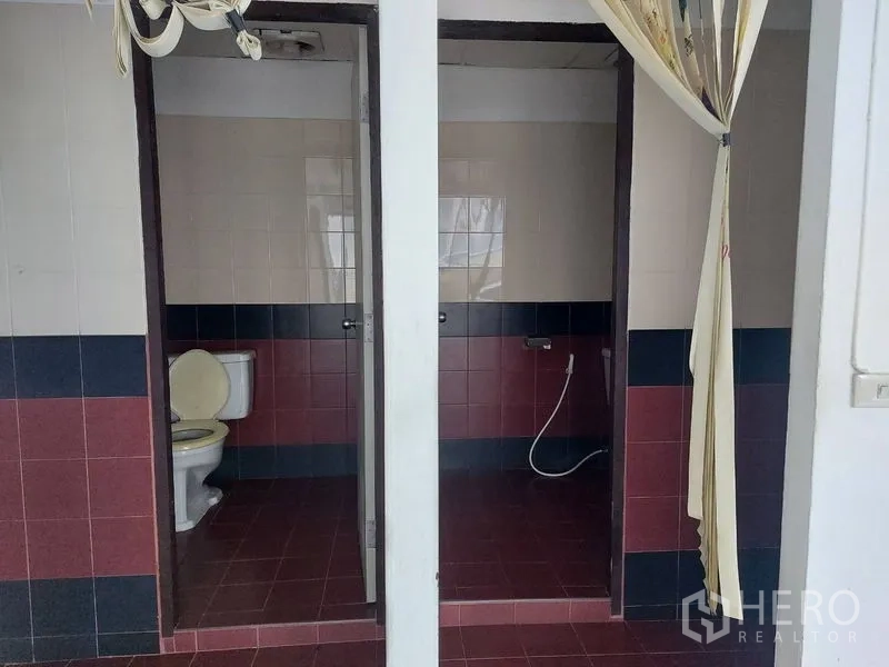 办公空间 出租在Pathum Wan, Bangkok - 独立卫生间，红黑瓷砖地面，分隔式隔间配喷枪。