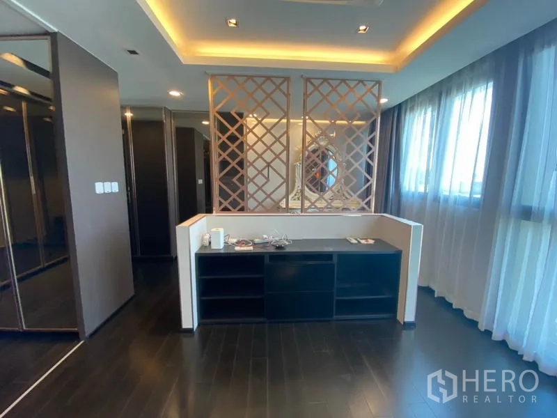 ทาวน์เฮาส์ ขายในYan Nawa, Bangkok - ห้องนอนโปร่งสว่าง พื้นไม้เข้ม ฉากกั้นลายตะแกรง ไฟหลืบ และหน้าต่างกว้างพร้อมผ้าม่าน