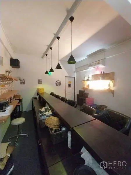 店屋 出租在Khlong Toei, Bangkok - 吧台后方视角，服务台、吊灯与置物架。