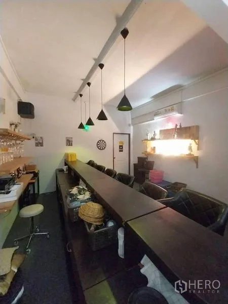 店屋 出租在Khlong Toei, Bangkok - 吧台后方视角，服务台、吊灯与置物架。