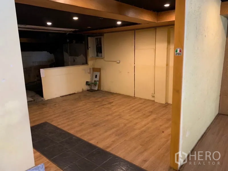 店屋 出租在Watthana, Bangkok - 商铺后场，木地板与待装修的服务区。