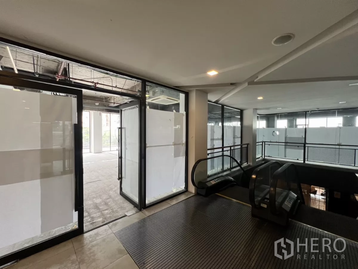 零售空间 出租在Watthana, Bangkok - 二层零售入口，玻璃门与自动扶梯相连