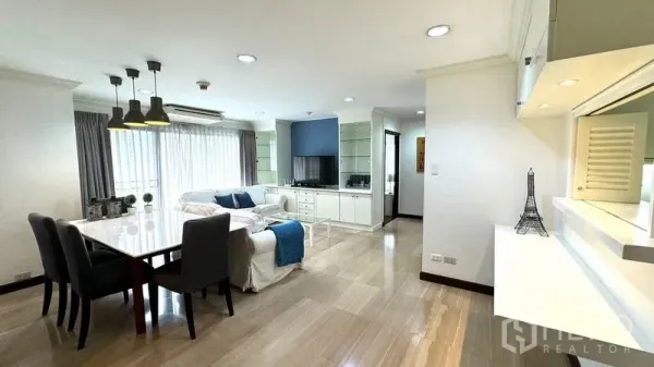 Condominium for rent or sale in Watthana, Bangkok - Bright open-plan living space with dining area and pass-through to the kitchen.