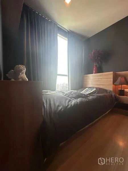 คอนโด ขายในPhaya Thai, Bangkok - ห้องนอนที่สองมีหน้าต่างบานใหญ่ โคมไฟหัวเตียง และวิวเมือง