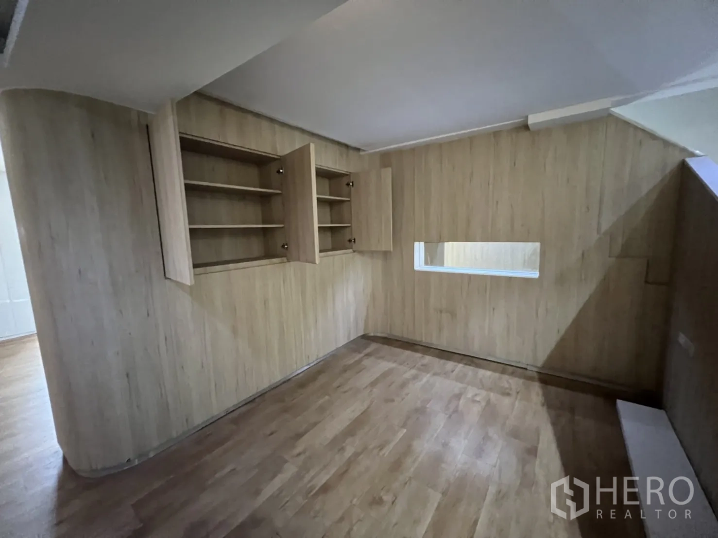 店屋 出租或出售在Watthana, Bangkok - 木饰面房间，开放式置物架与内窗