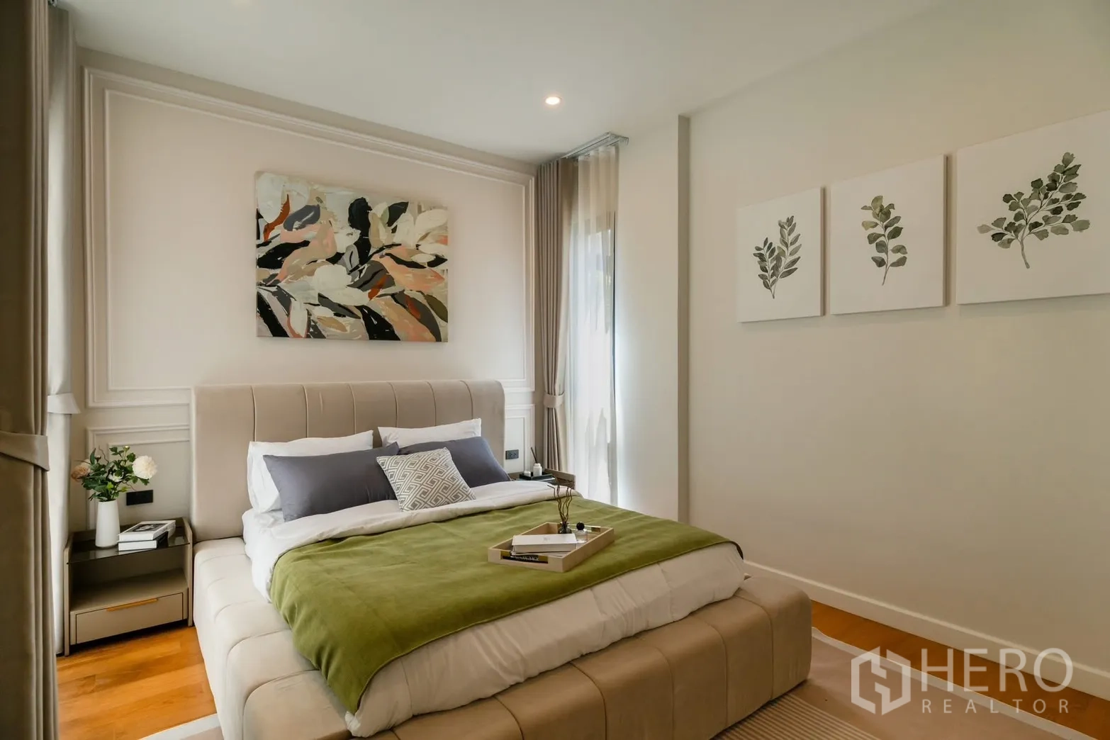 บ้านเดี่ยว for rent or sale in Saphan Sung, Bangkok - ห้องนอนแขกเตียงบุผ้านวมพร้อมผ้าห่มสีเขียว