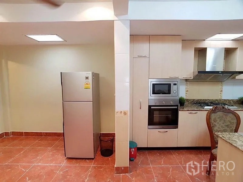 บ้าน ให้เช่าในDin Daeng, Bangkok - ครัวบิวท์อิน เคาน์เตอร์หินแกรนิต เตาอบ เตาแก๊ส เครื่องดูดควัน และตู้เย็นสแตนเลส