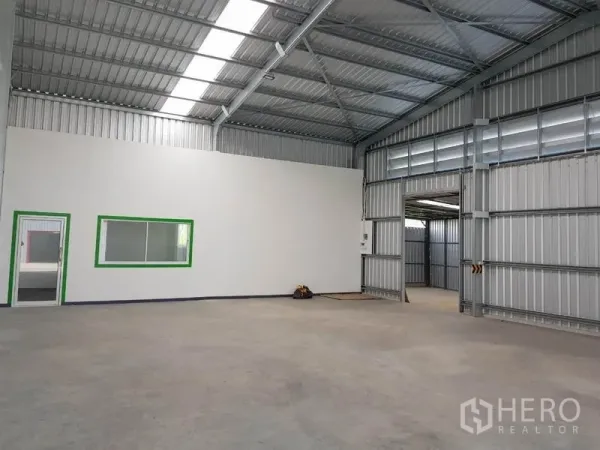 คลังสินค้า ให้เช่าในBang Yai, Nonthaburi - พื้นที่โกดังแบบโอเพนสเปซ มีห้องสำนักงานในตัว ช่องแสงบนหลังคา และพื้นคอนกรีตเรียบ
