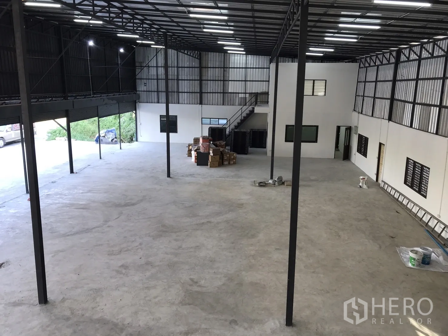 คลังสินค้า ให้เช่าในLam Luk Ka, Pathum Thani - ภาพมุมกว้างภายในโกดังเห็นเสา ระบบไฟ และห้องกั้น