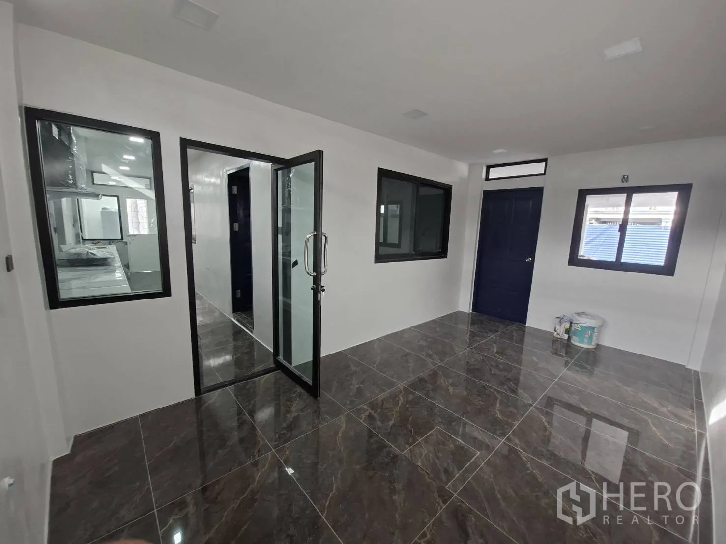 家庭办公室 for rent in Phra Khanong, Bangkok - 带玻璃门的办公室，连接厨房旁走廊。