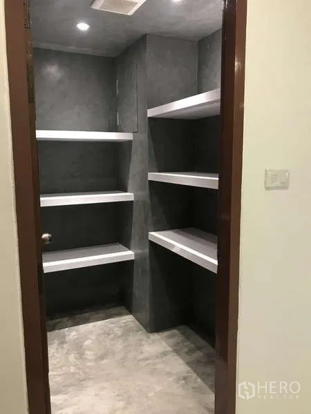 คอนโด ขายในWatthana, Bangkok - ห้องเก็บของ/แพนทรี เดินเข้าได้ พร้อมชั้นวางสีขาวบิวท์อิน