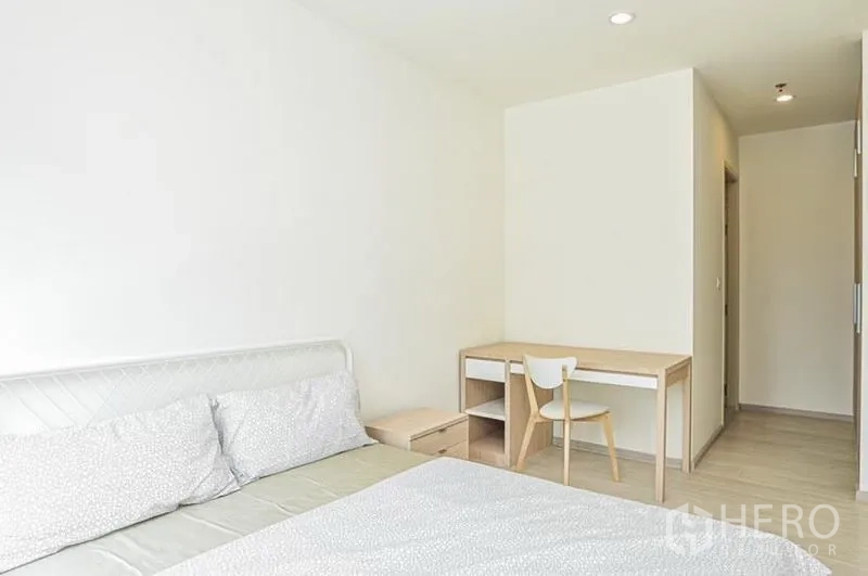 คอนโด ให้เช่าในDin Daeng, Bangkok - ห้องนอนสไตล์มินิมอล เตียงคู่ โต๊ะหัวเตียง และโต๊ะทำงาน