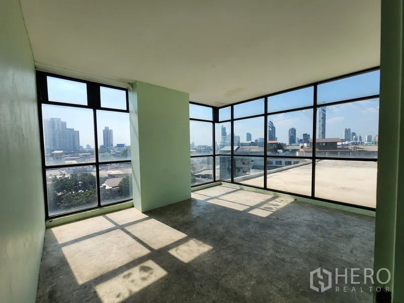 พื้นที่ขายปลีก ให้เช่าในBang Rak, Bangkok - ห้องมุมสว่าง กระจกเต็มบาน พื้นคอนกรีตดิบ