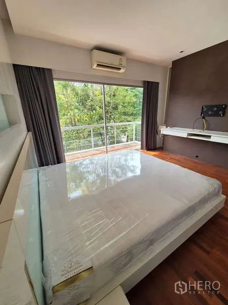 独立式住宅 出租在Bang Kruai, Nonthaburi - 卧室推拉玻璃门通向阳台，眺望花园景。