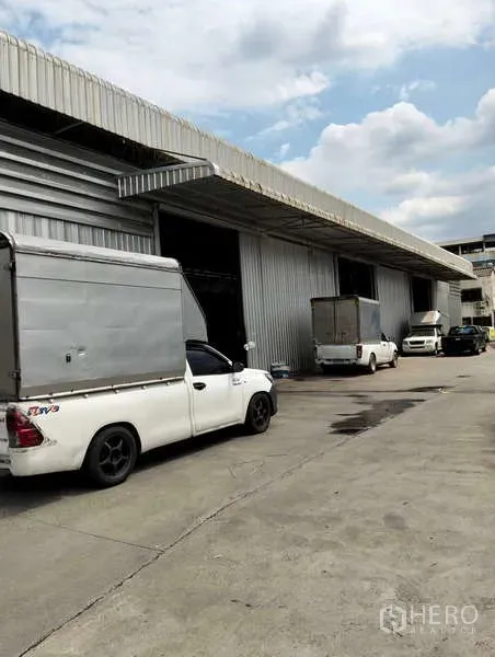 คลังสินค้า ให้เช่าในKhlong Sam Wa, Bangkok - ทางวิ่งและประตูโกดัง พร้อมรถกระบะจอดหน้าพื้นที่ขนถ่ายสินค้า