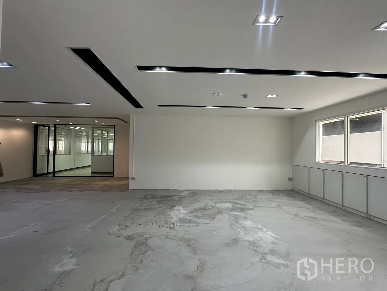 ออฟฟิศ for rent in Pathum Wan, Bangkok - พื้นที่กว้างพร้อมผนังสีขาว หน้าต่างรับแสง และห้องกระจกด้านซ้าย