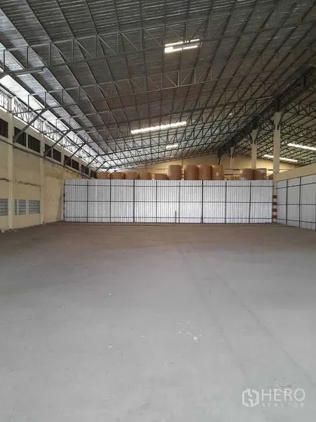 คลังสินค้า ให้เช่าในYan Nawa, Bangkok - โถงเก็บของกว้าง มองเห็นผนังรั้วแผ่นเหล็กและไฟส่องสว่าง