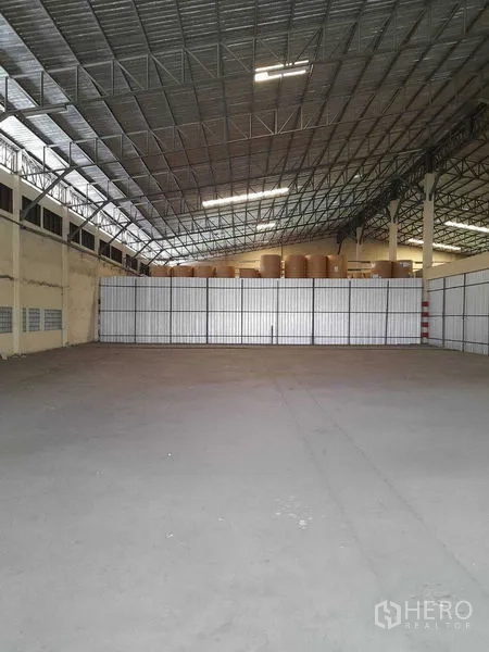 คลังสินค้า ให้เช่าในYan Nawa, Bangkok - โถงเก็บของกว้าง มองเห็นผนังรั้วแผ่นเหล็กและไฟส่องสว่าง