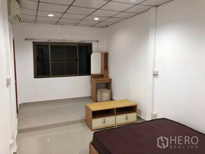 ทาวน์เฮาส์ ให้เช่าในWatthana, Bangkok - ห้องนอนมีหน้าต่าง ปูพื้นกระเบื้อง พร้อมเฟอร์นิเจอร์พื้นฐานและโต๊ะเครื่องแป้ง