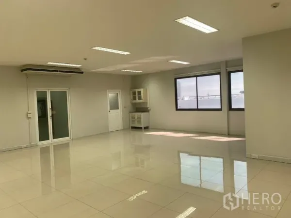 สำนักงาน ให้เช่าในBang Na, Bangkok - สำนักงานแบบเปิดโล่ง พื้นกระเบื้องเงา หน้าต่างบานใหญ่ พร้อมแพนทรีและประตูกระจก