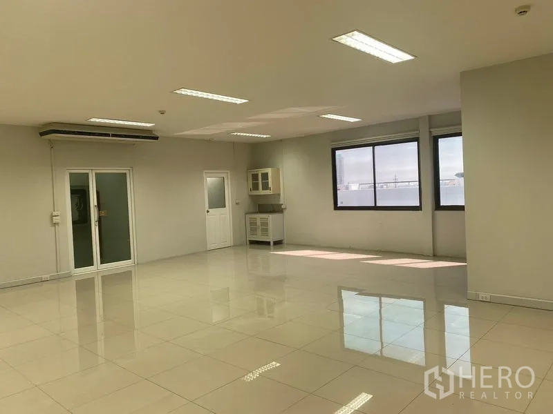 สำนักงาน ให้เช่าในBang Na, Bangkok - สำนักงานแบบเปิดโล่ง พื้นกระเบื้องเงา หน้าต่างบานใหญ่ พร้อมแพนทรีและประตูกระจก