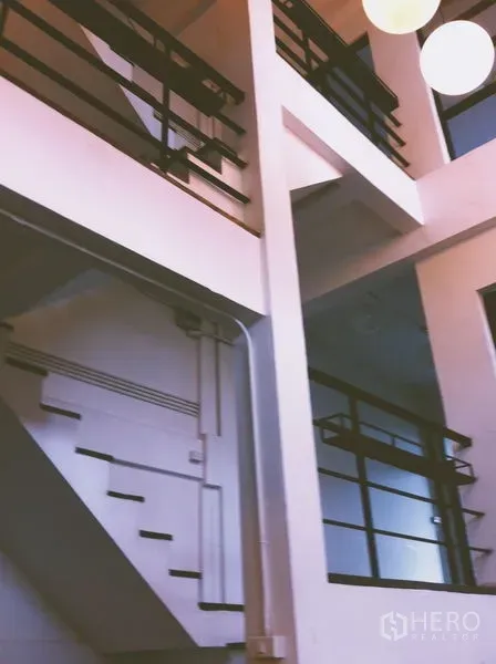 สำนักงานที่บ้าน ให้เช่าในChatuchak, Bangkok - โถงกลางเพดานสูง มีบันไดเหล็กและราวกันตกสีดำภายในอาคาร