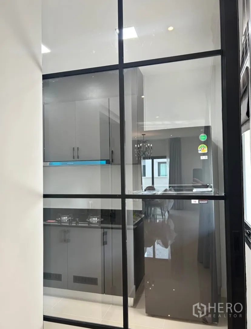 บ้านแฝด for rent in Bang Phli, Samut Prakan - ฉากกั้นบานเลื่อนกระจก แบ่งพื้นที่ครัวออกจากส่วนรับประทานอาหารและนั่งเล่น