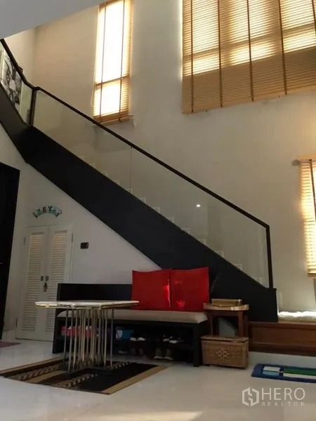 独立式住宅 出售在Saphan Sung, Bangkok - 挑高门厅，玻璃栏杆楼梯与高窗采光