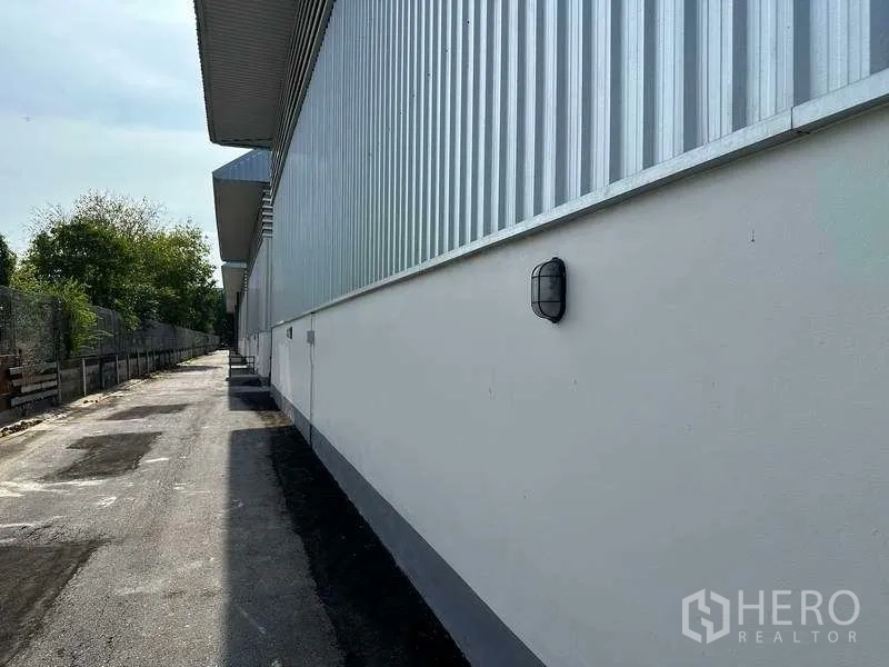 โรงงาน ให้เช่าในBang Sao Thong, Samut Prakan - ทางบริการด้านข้างอาคาร พร้อมโคมไฟติดผนังภายนอก