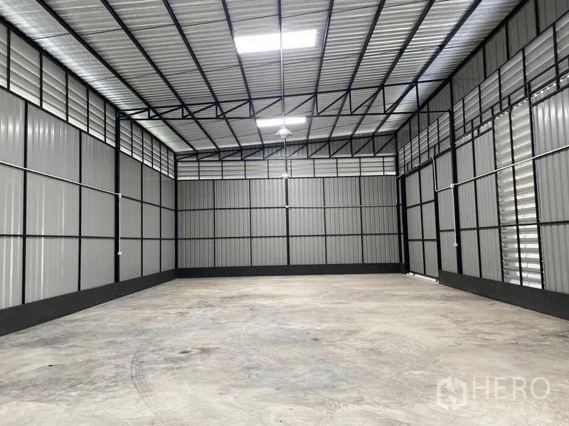 คลังสินค้า ให้เช่าในLat Phrao, Bangkok - พื้นที่โกดังโล่งกว้าง พื้นคอนกรีต หลังคาโครงเหล็กสูงพร้อมช่องแสง.