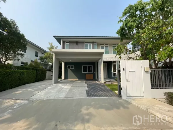 Detached House for rent in Prawet, Bangkok - Modern two-storey detached house in Prawet, Bangkok with gated carport and long driveway.