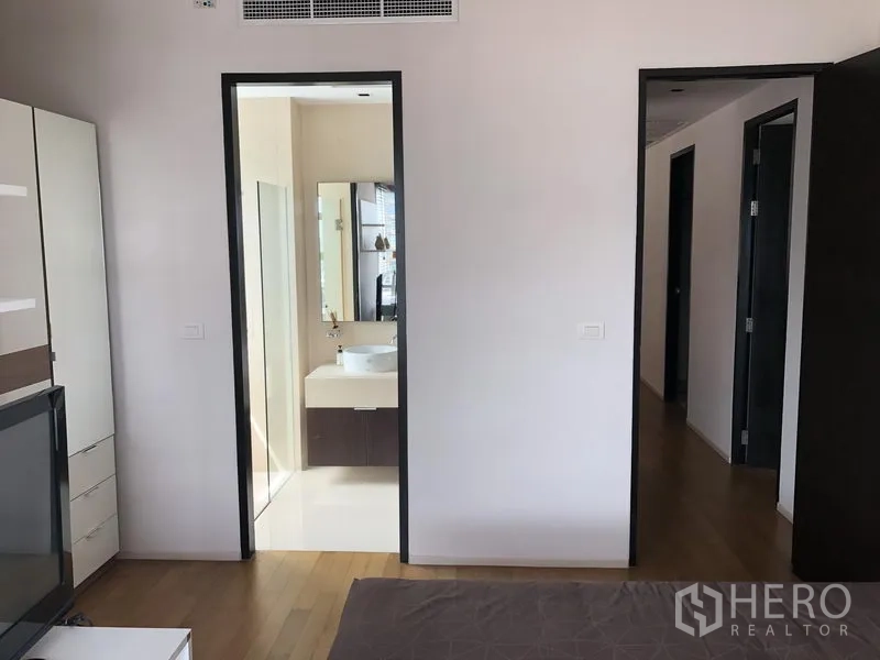 คอนโด ให้เช่าในWatthana, Bangkok - ทางเข้าห้องนอนไปยังห้องน้ำสว่าง พร้อมตู้กระจกอาบน้ำและอ่างล้างหน้า