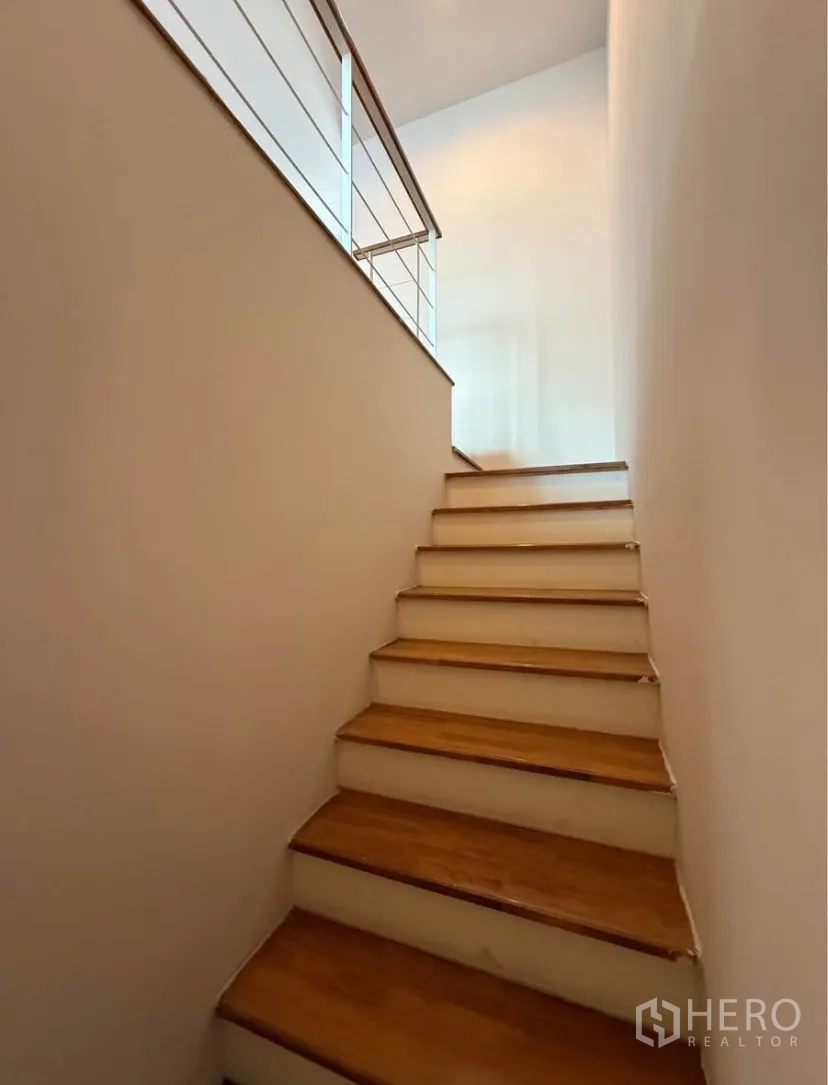 ทาวน์เฮาส์ ให้เช่าในSuan Luang, Bangkok - บันไดขั้นไม้และราวสแตนเลสขึ้นสู่ชั้นบน