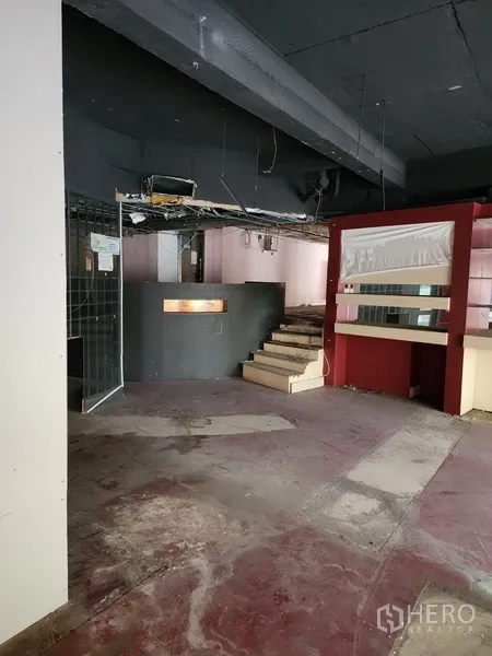 พื้นที่ขายปลีก ให้เช่าในKhlong Toei, Bangkok - ภายในร้านมีบันไดขึ้นพื้นที่ยกระดับ เคาน์เตอร์บริการ และฝ้าเปิดงานระบบ