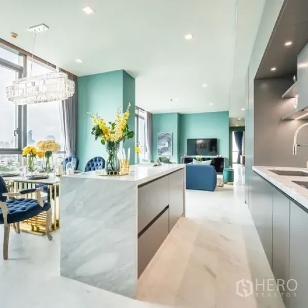 คอนโด ให้เช่าหรือขายในWatthana, Bangkok - พื้นที่นั่งเล่นแบบเปิดพร้อมครัวไอส์แลนด์หินอ่อน โคมระย้า และหน้าต่างเต็มบานมองเห็นวิวเมืองกรุงเทพฯ