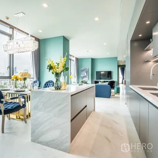 คอนโด ให้เช่าหรือขายในWatthana, Bangkok - พื้นที่นั่งเล่นแบบเปิดพร้อมครัวไอส์แลนด์หินอ่อน โคมระย้า และหน้าต่างเต็มบานมองเห็นวิวเมืองกรุงเทพฯ
