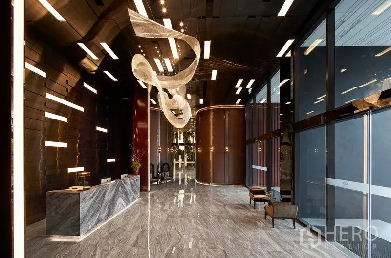 公寓 出售在Ratchathewi, Bangkok - 挑高大堂，大理石地面与艺术灯饰及接待台。