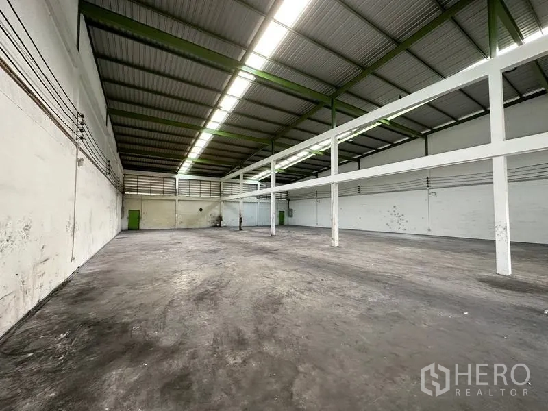 货栈 出租在Pathum Thani - 高挑储存区，墙面走线管，多处出入口。